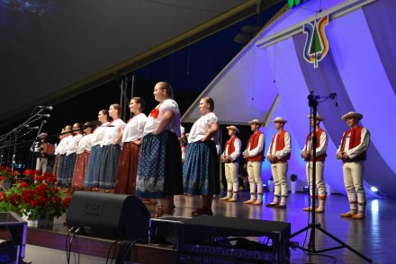 Piąty dzień Tygodnia Kultury Beskidzkiej w Wiśle - występy w wiślańskim amfiteatrze - Zespół Istebna